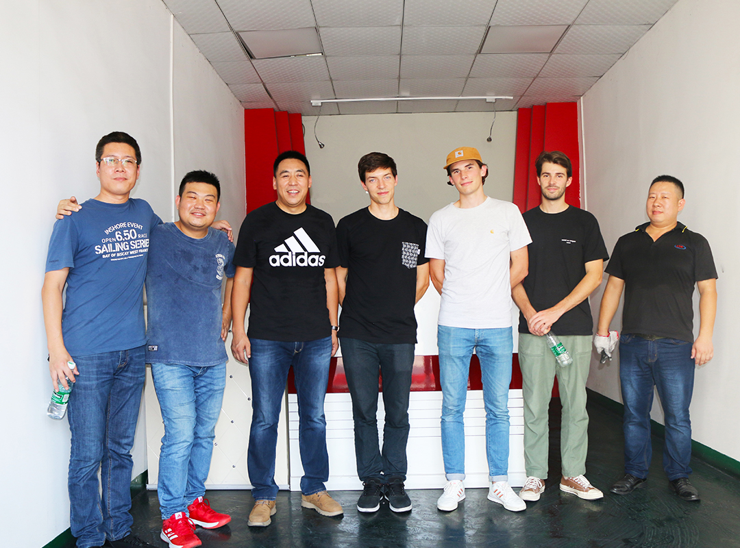 <strong>机动车欧美客户合影</strong>