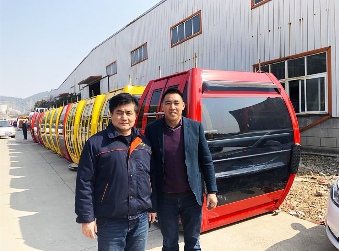 <strong>电动缆车配件客户合影</strong>